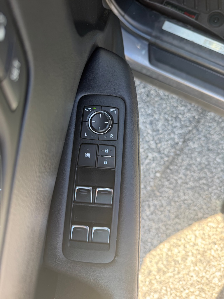 Photo 11 of this LEXUS RX 350