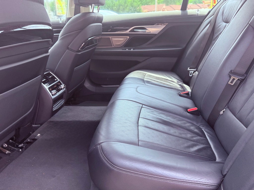 Photo 9 of this BMW 7 SERIES