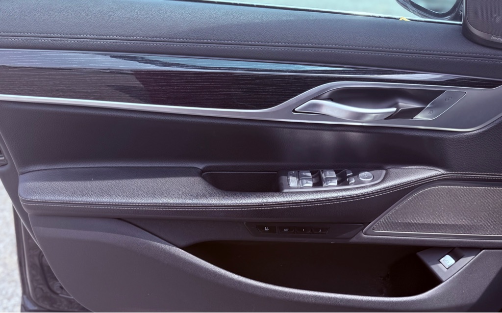 Photo 11 of this BMW 7 SERIES