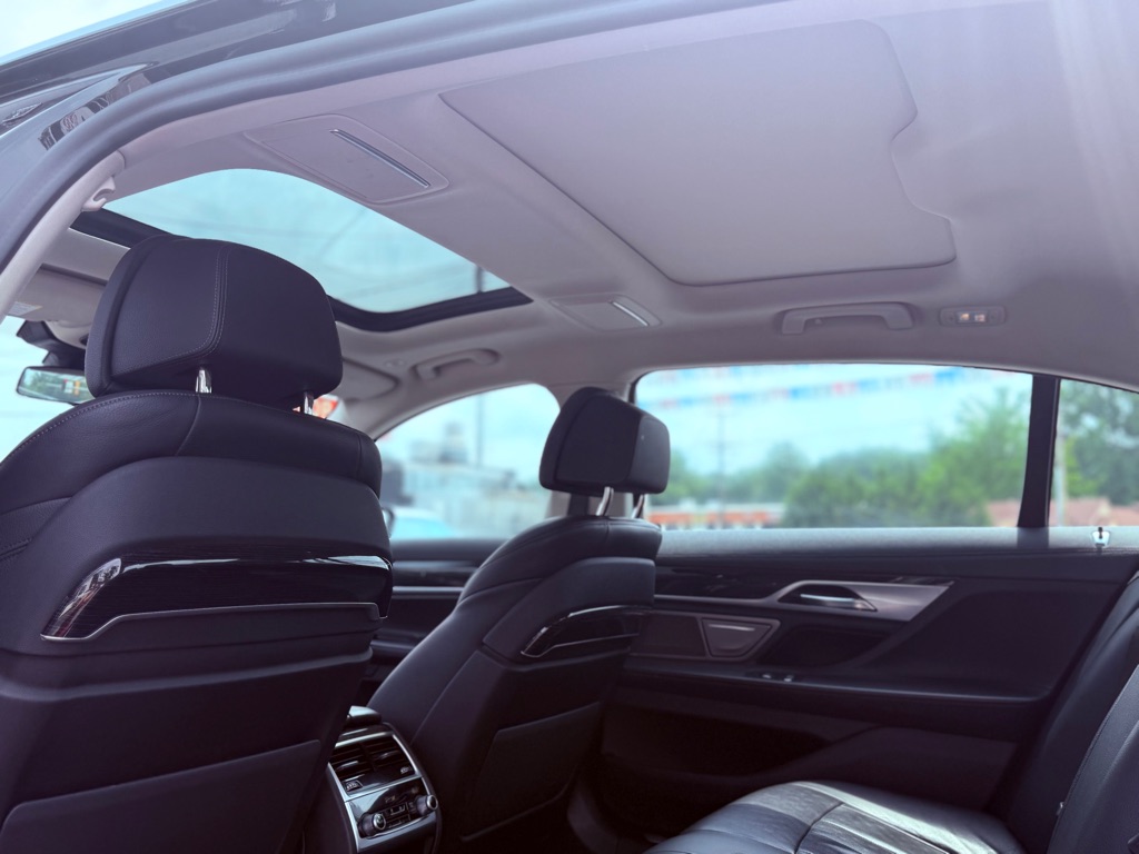 Photo 15 of this BMW 7 SERIES
