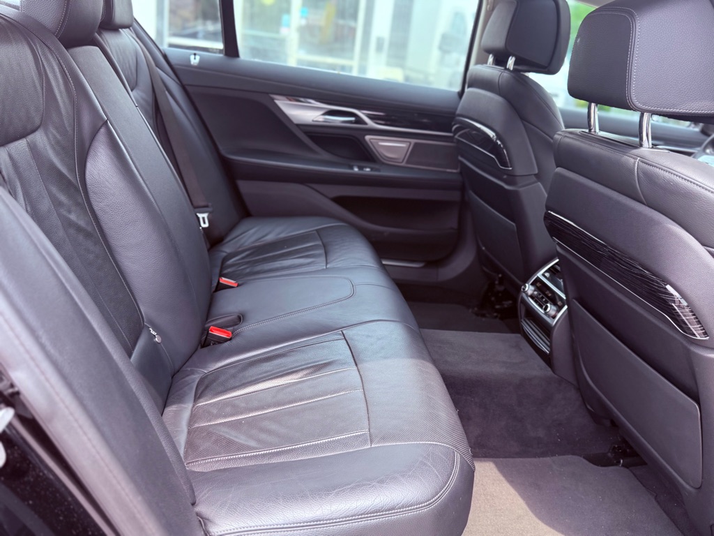 Photo 18 of this BMW 7 SERIES