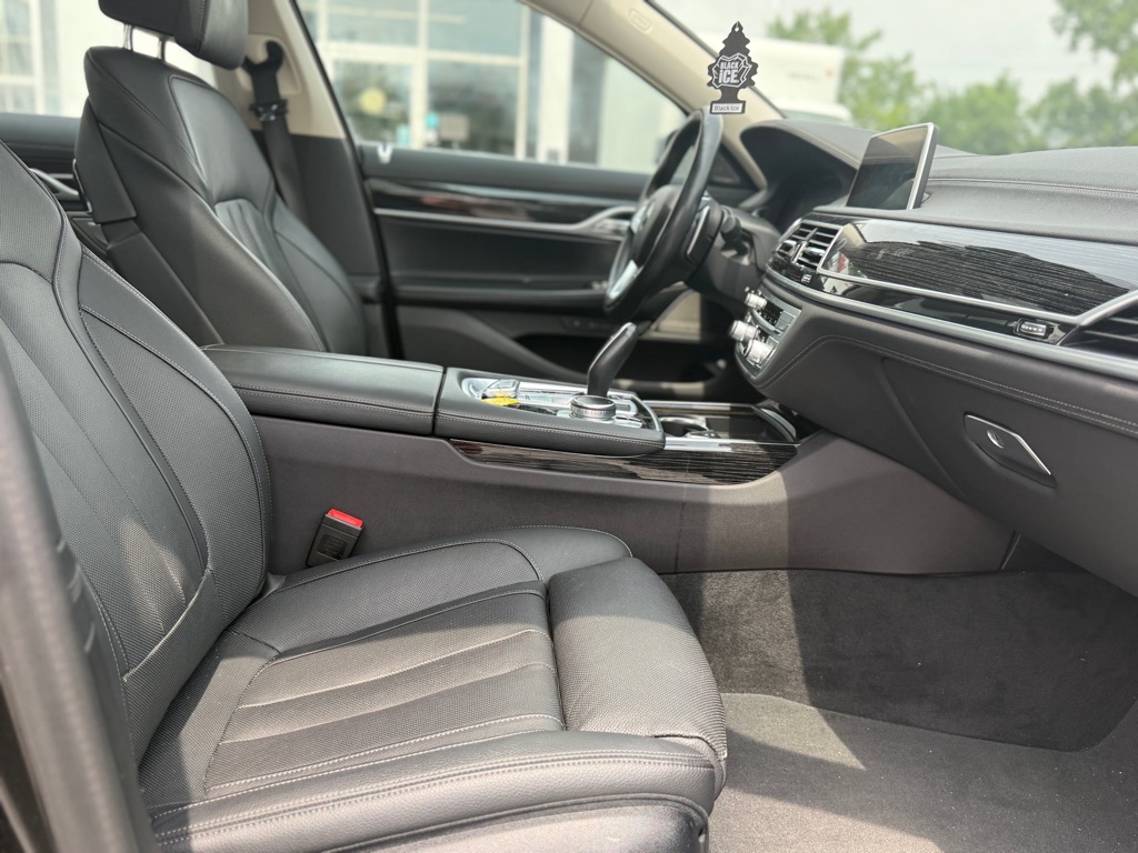 Photo 17 of this BMW 7 SERIES