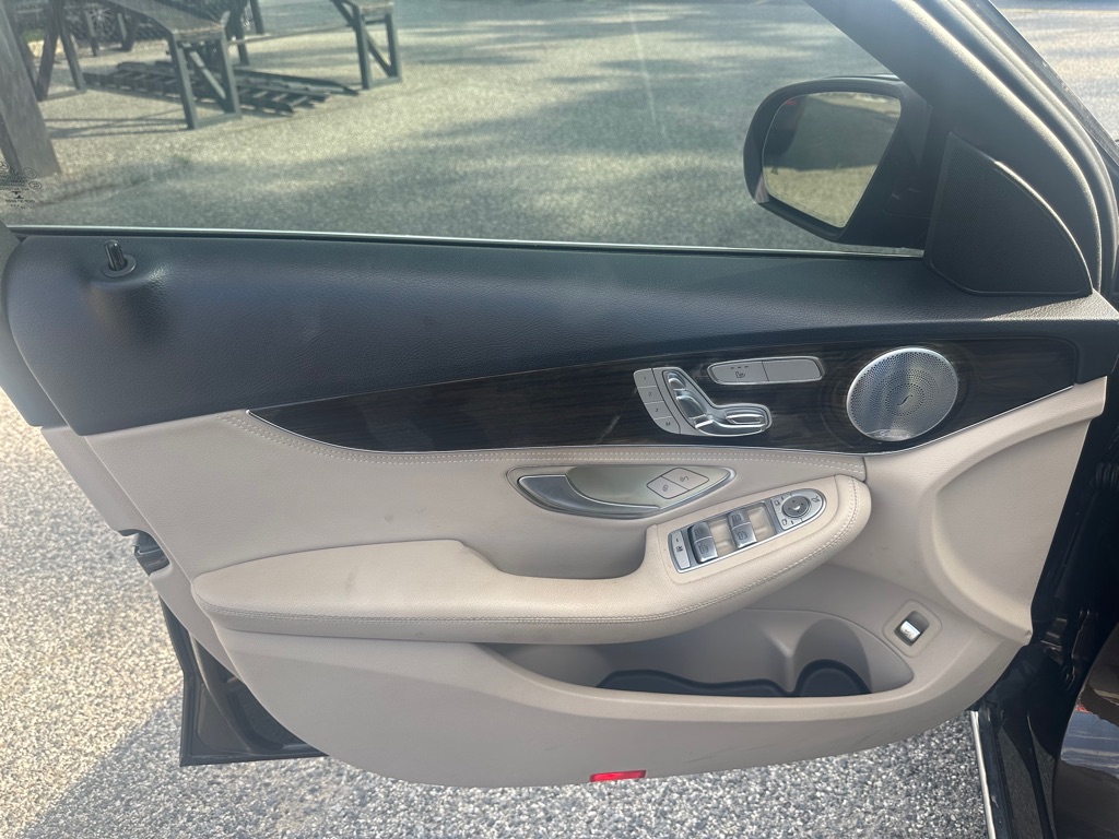 Photo 9 of this MERCEDES-BENZ C-CLASS