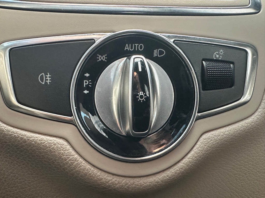 Photo 23 of this MERCEDES-BENZ C-CLASS
