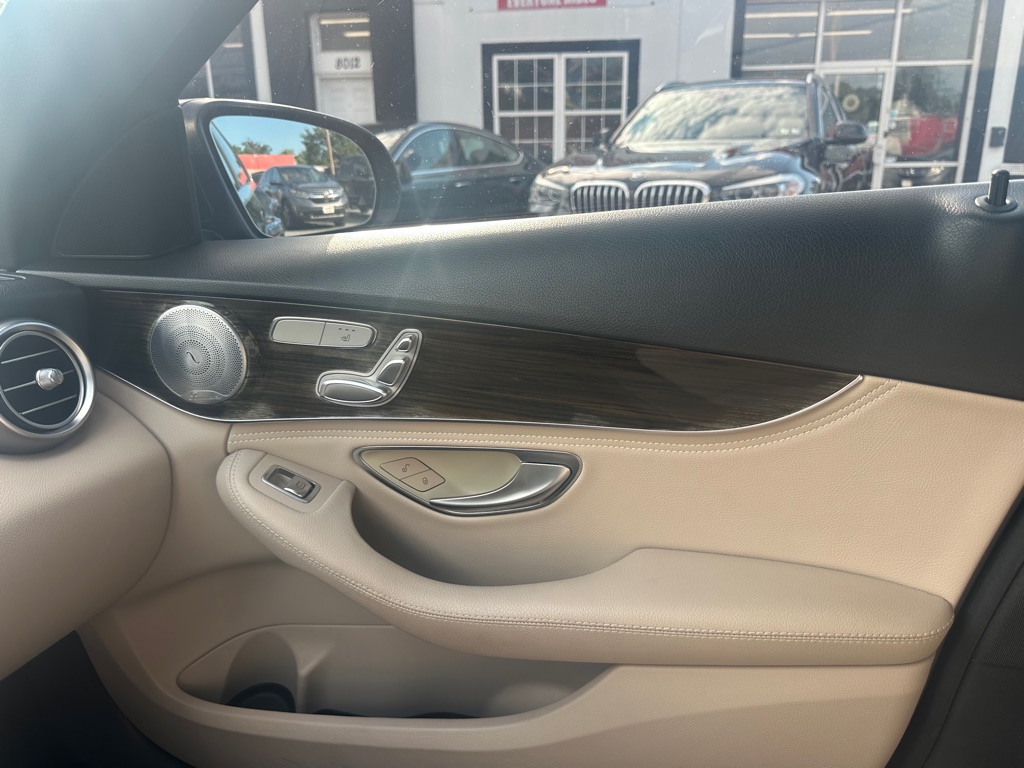 Photo 17 of this MERCEDES-BENZ C-CLASS