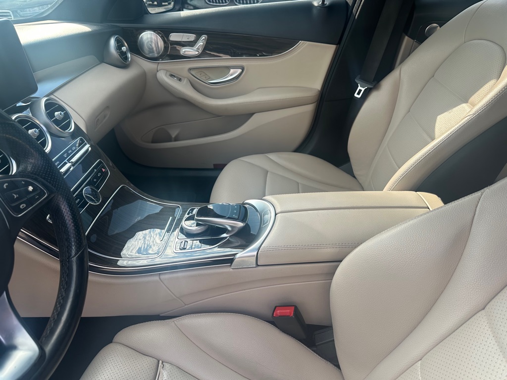 Photo 10 of this MERCEDES-BENZ C-CLASS