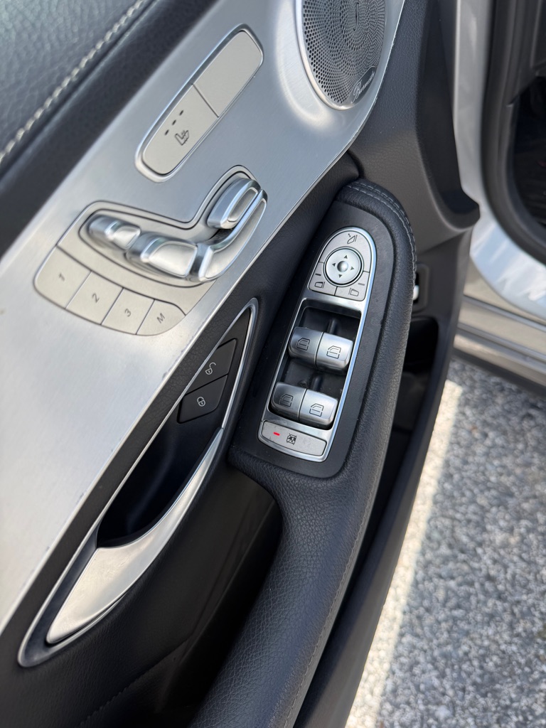 Photo 13 of this MERCEDES-BENZ C-CLASS