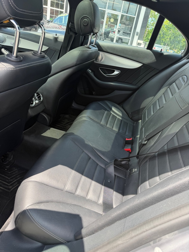 Photo 22 of this MERCEDES-BENZ C-CLASS