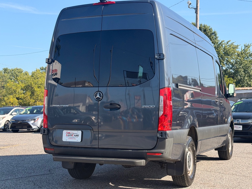 Photo 10 of this MERCEDES-BENZ SPRINTER
