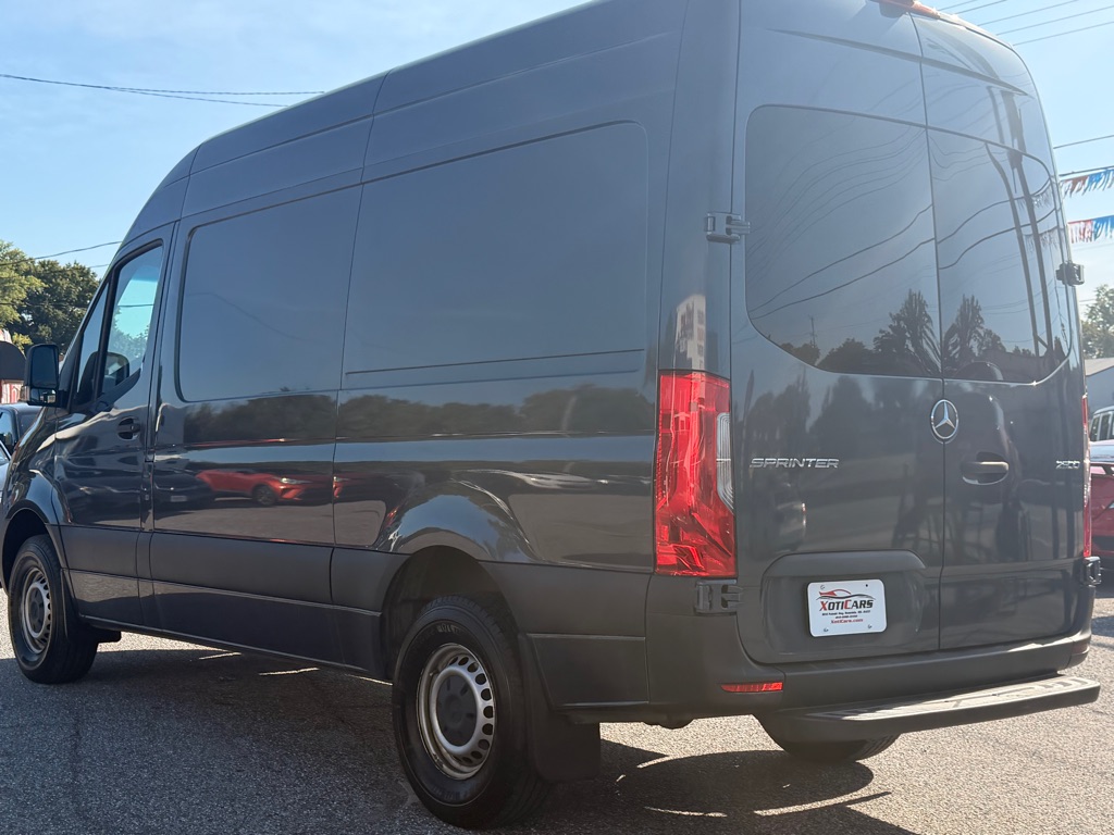 Photo 8 of this MERCEDES-BENZ SPRINTER