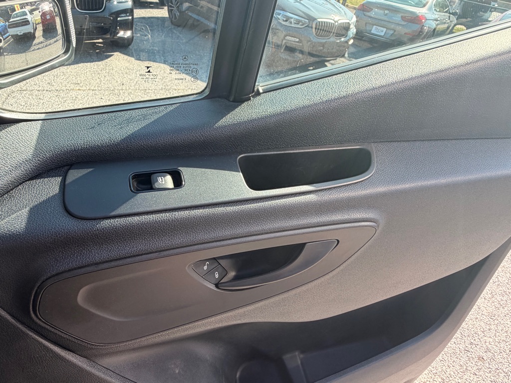 Photo 14 of this MERCEDES-BENZ SPRINTER