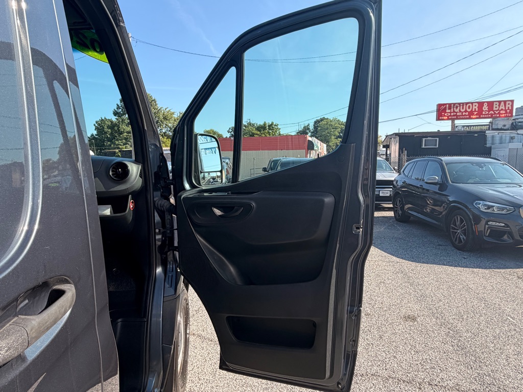 Photo 13 of this MERCEDES-BENZ SPRINTER