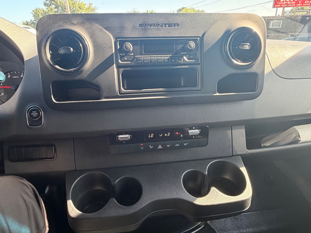 Photo 19 of this MERCEDES-BENZ SPRINTER