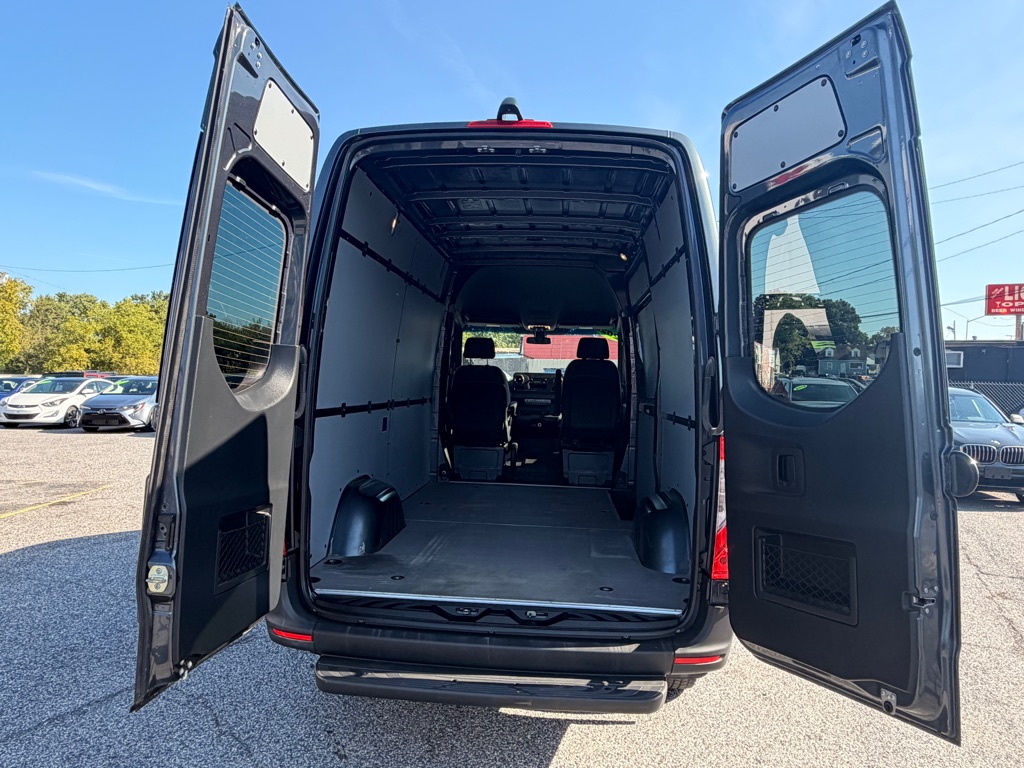 Photo 11 of this MERCEDES-BENZ SPRINTER