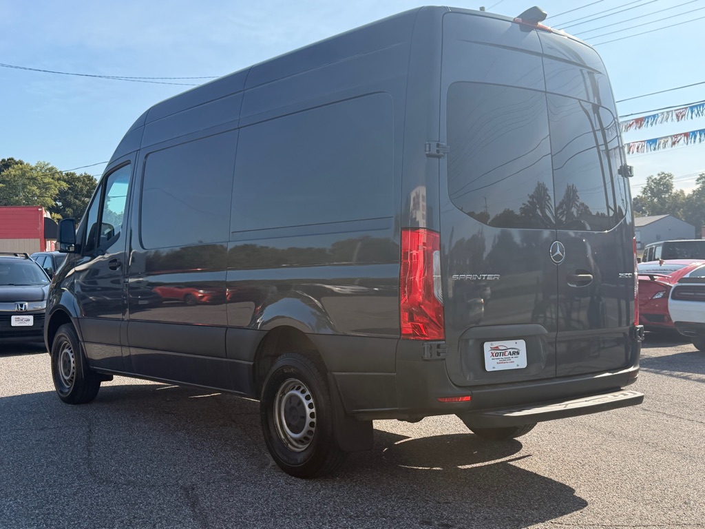 Photo 7 of this MERCEDES-BENZ SPRINTER