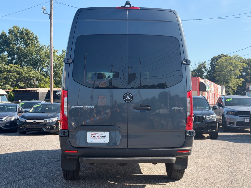 Photo 9 of this MERCEDES-BENZ SPRINTER