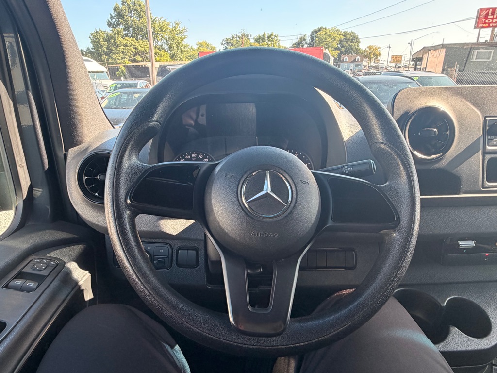 Photo 18 of this MERCEDES-BENZ SPRINTER