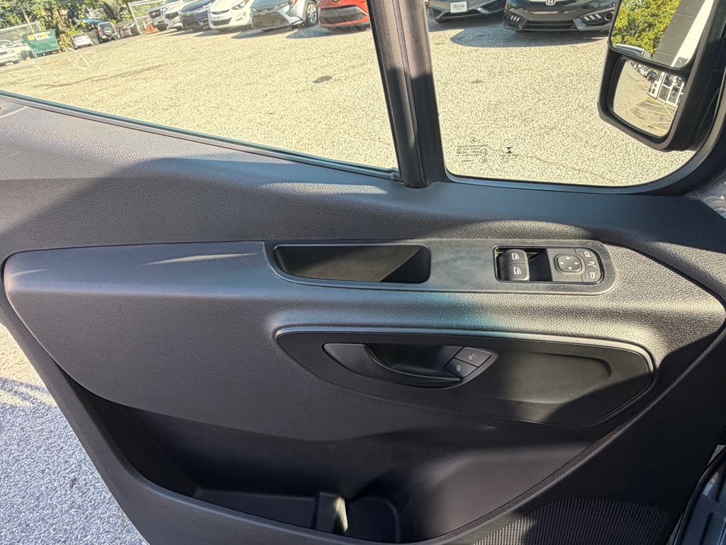 Photo 21 of this MERCEDES-BENZ SPRINTER