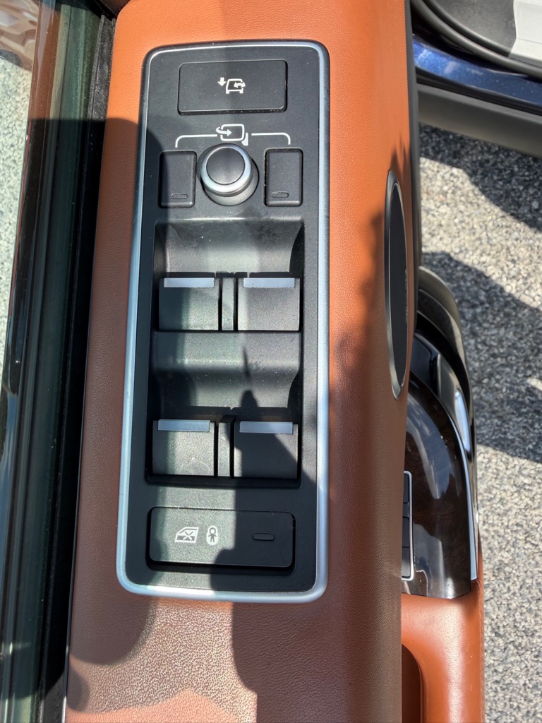 Photo 11 of this LAND ROVER RANGE ROVER