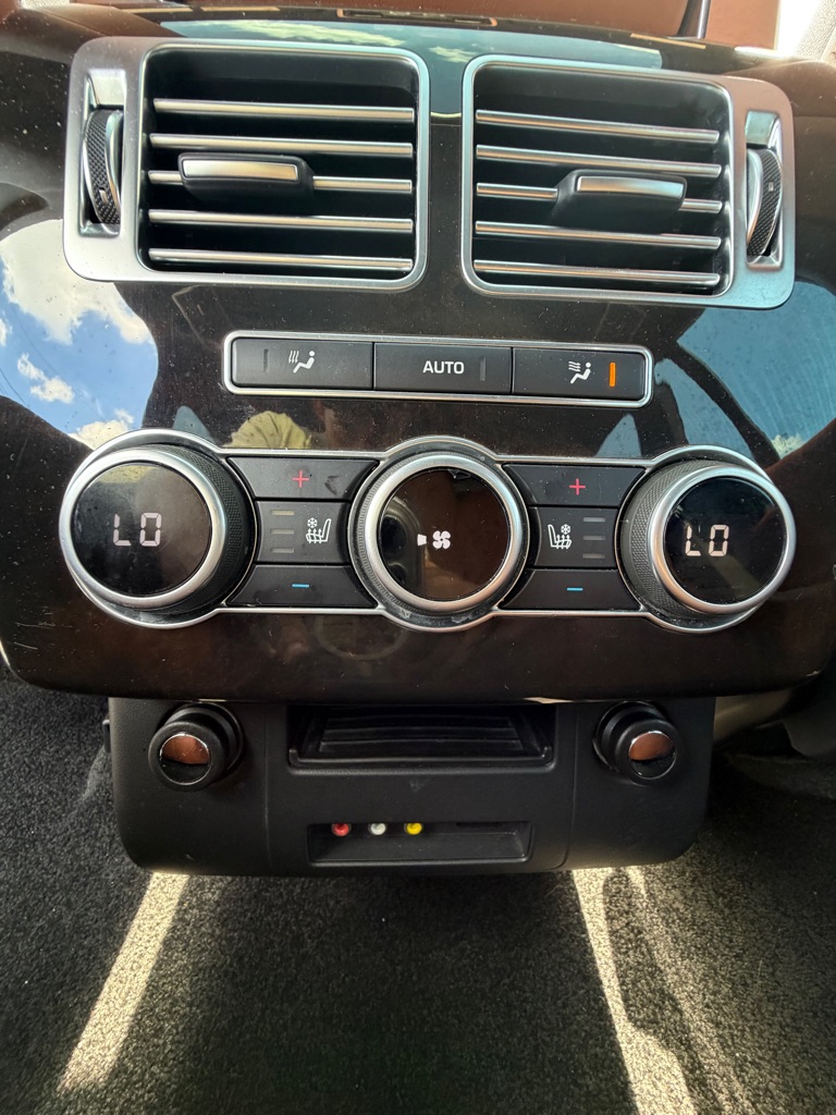 Photo 23 of this LAND ROVER RANGE ROVER