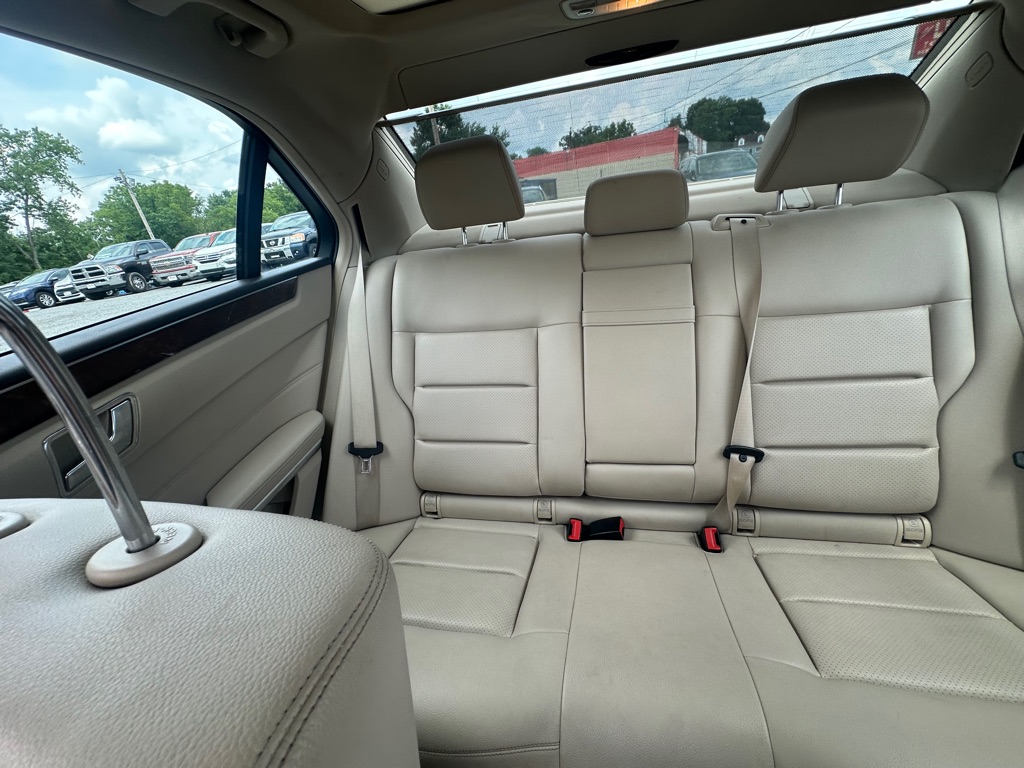 Photo 15 of this MERCEDES-BENZ E-CLASS