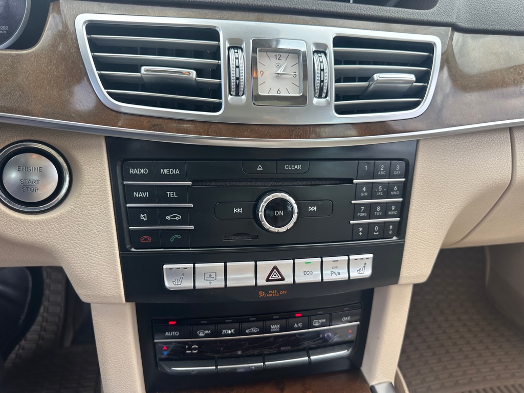 Photo 11 of this MERCEDES-BENZ E-CLASS