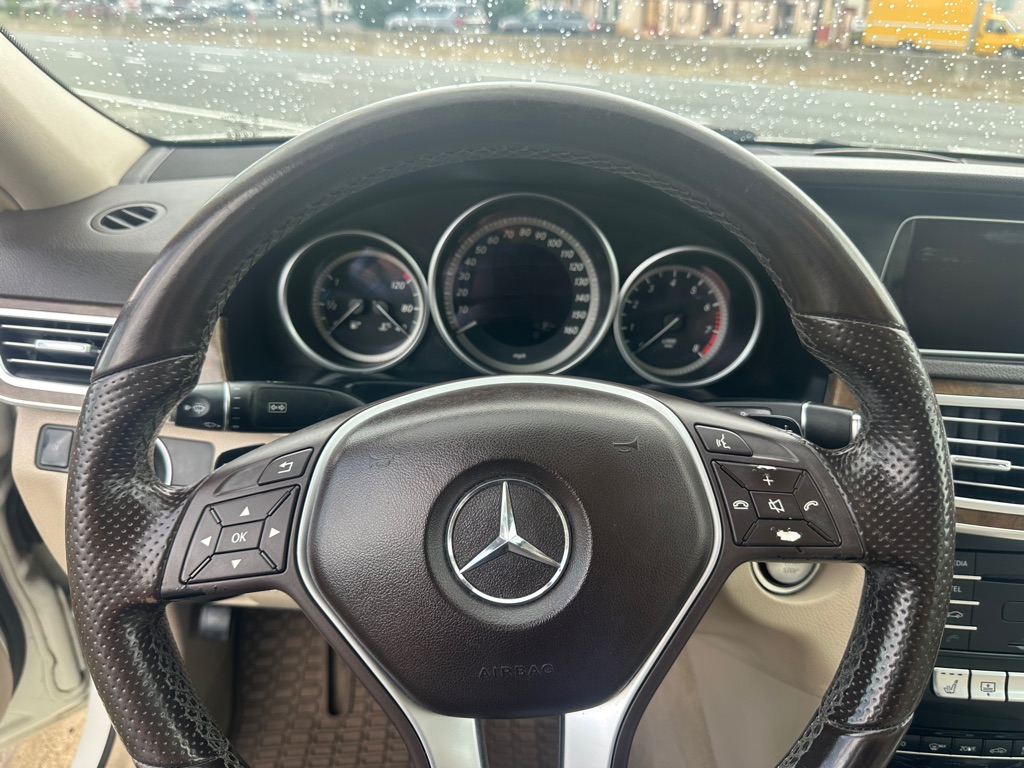 Photo 16 of this MERCEDES-BENZ E-CLASS