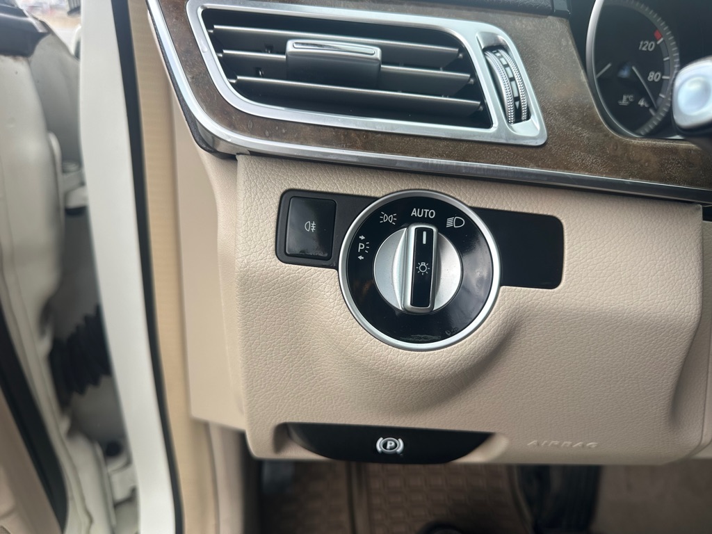 Photo 17 of this MERCEDES-BENZ E-CLASS