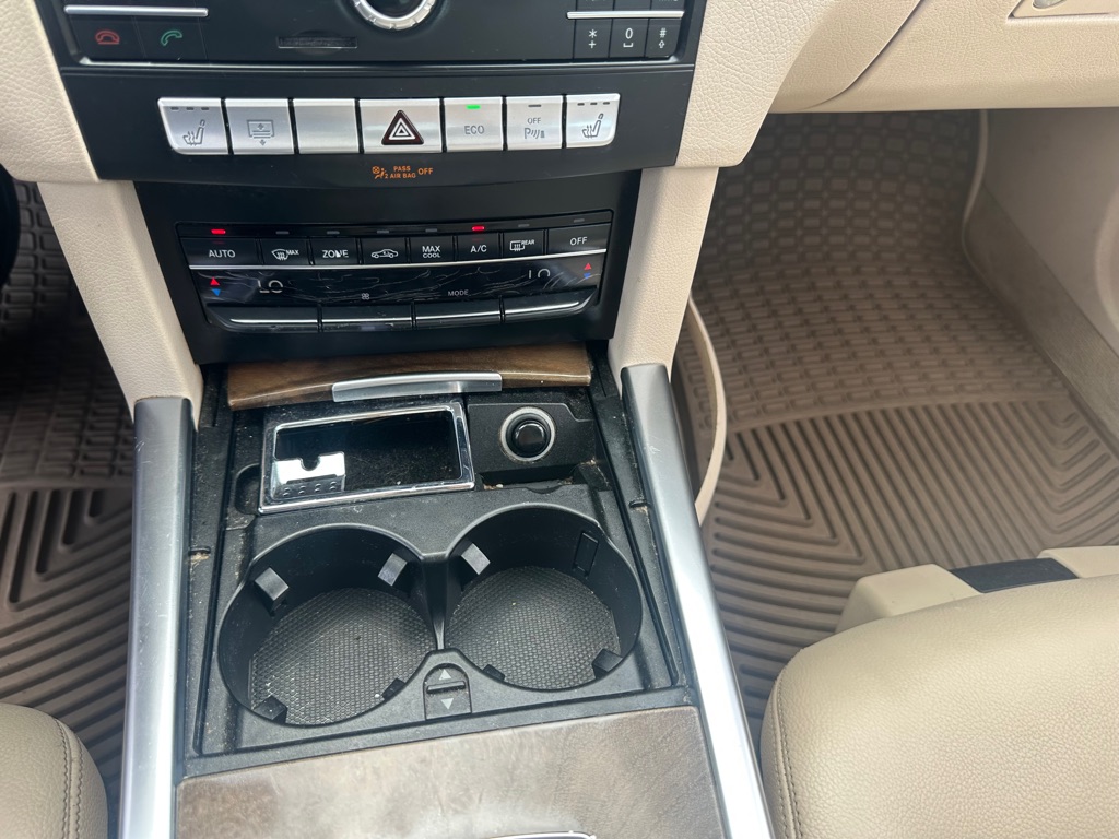 Photo 12 of this MERCEDES-BENZ E-CLASS