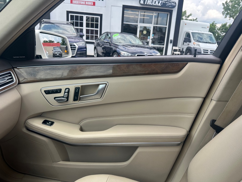 Photo 14 of this MERCEDES-BENZ E-CLASS