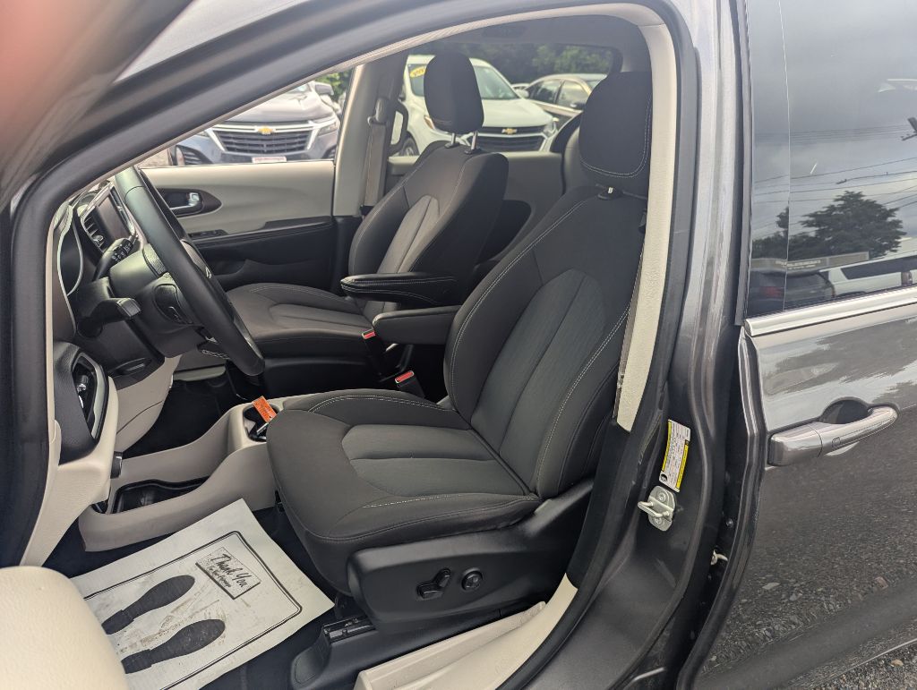 2023 CHRYSLER VOYAGER