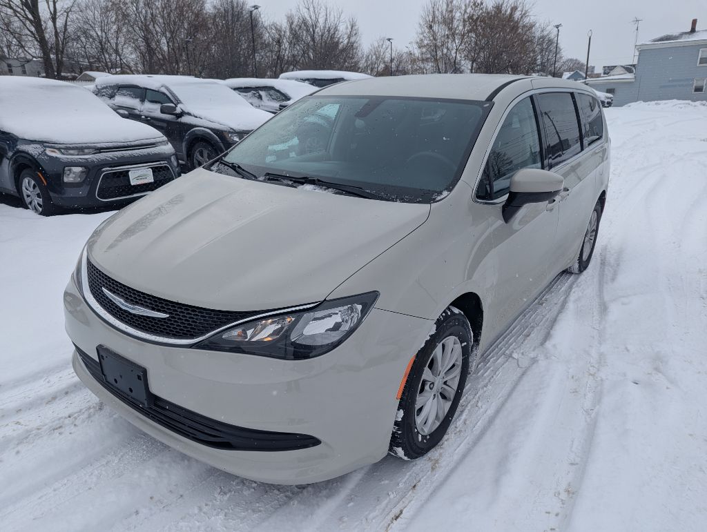 2017 Chrysler Pacifica Touring's photo