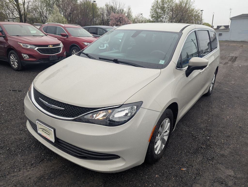 2017 Chrysler Pacifica Touring's photo