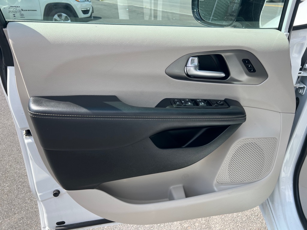 2024 Chrysler Pacifica Touring L - Photo 6