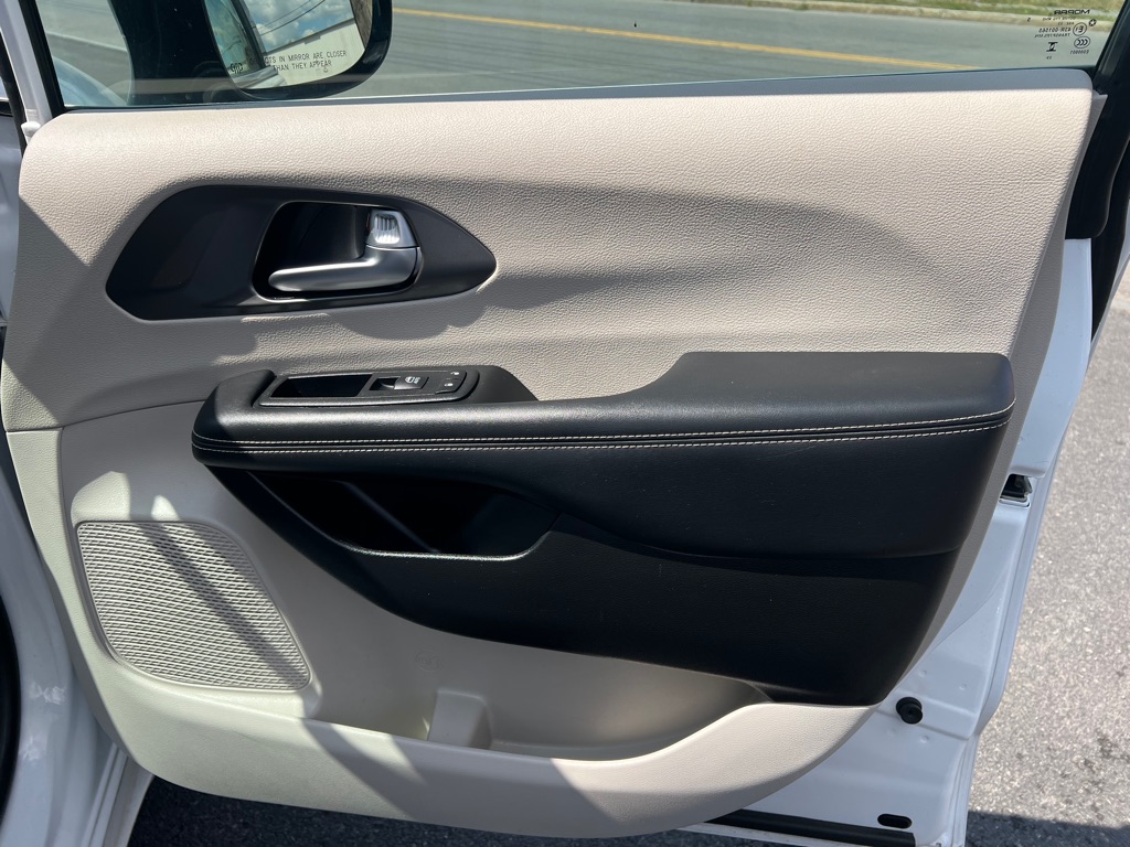 2024 Chrysler Pacifica Touring L - Photo 11