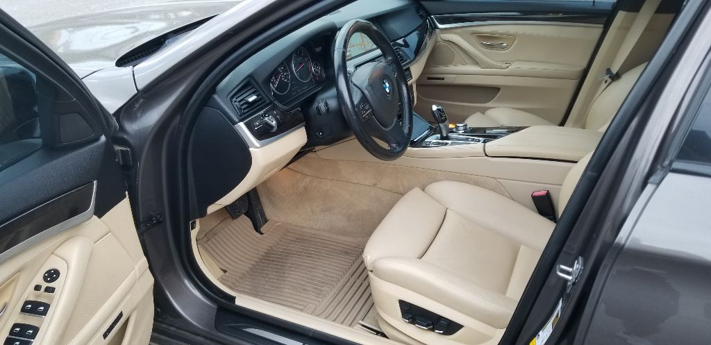 Photo 11 of this BMW 5 SERIES