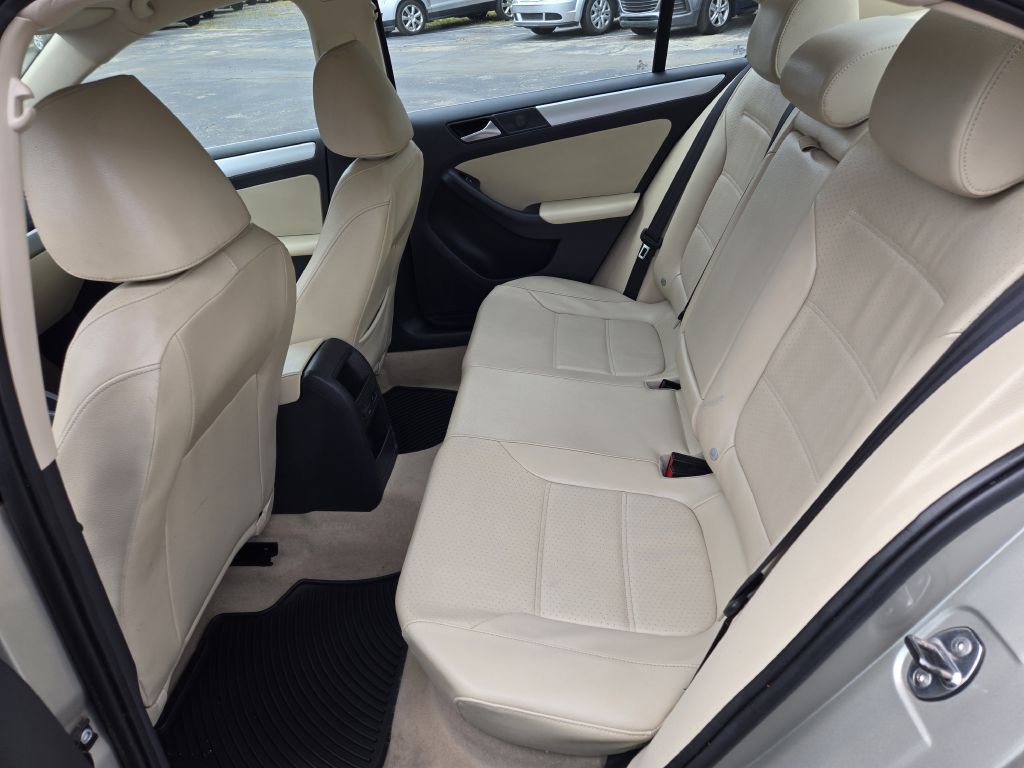 Photo 13 of this VOLKSWAGEN JETTA