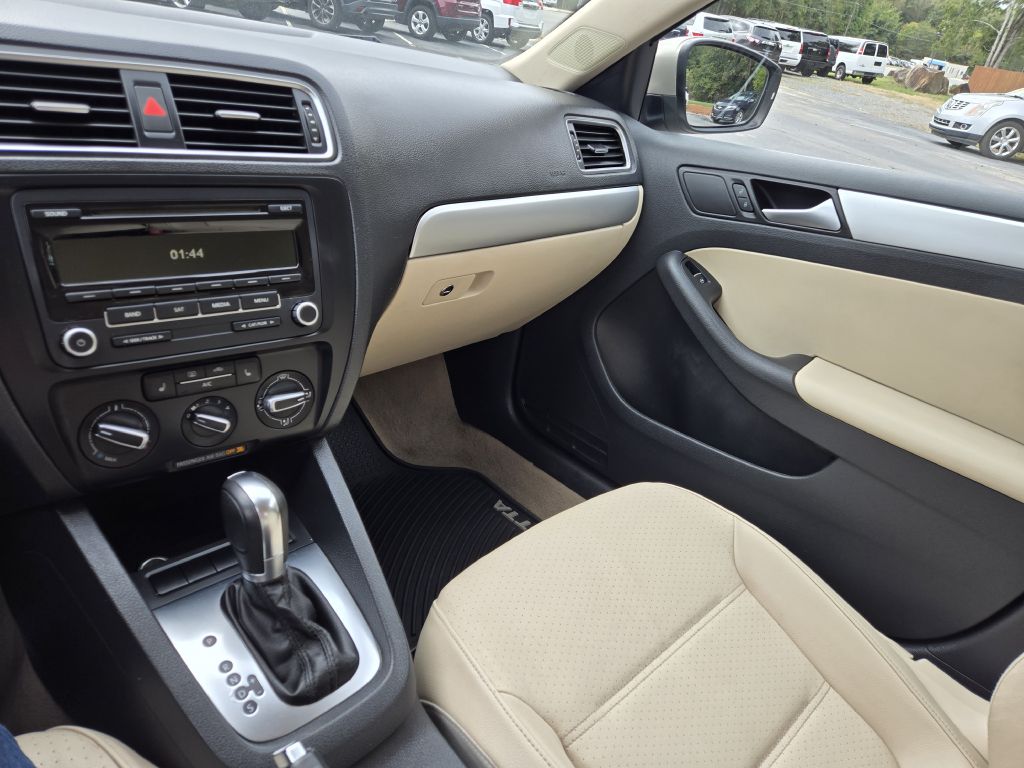 Photo 14 of this VOLKSWAGEN JETTA