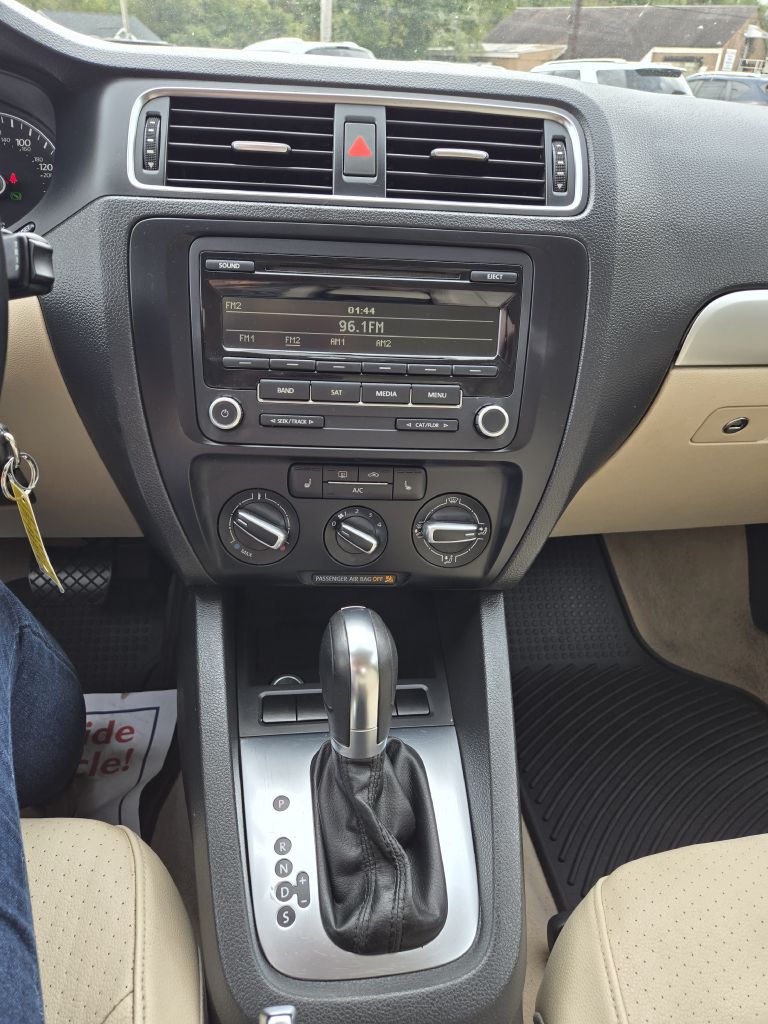 Photo 15 of this VOLKSWAGEN JETTA