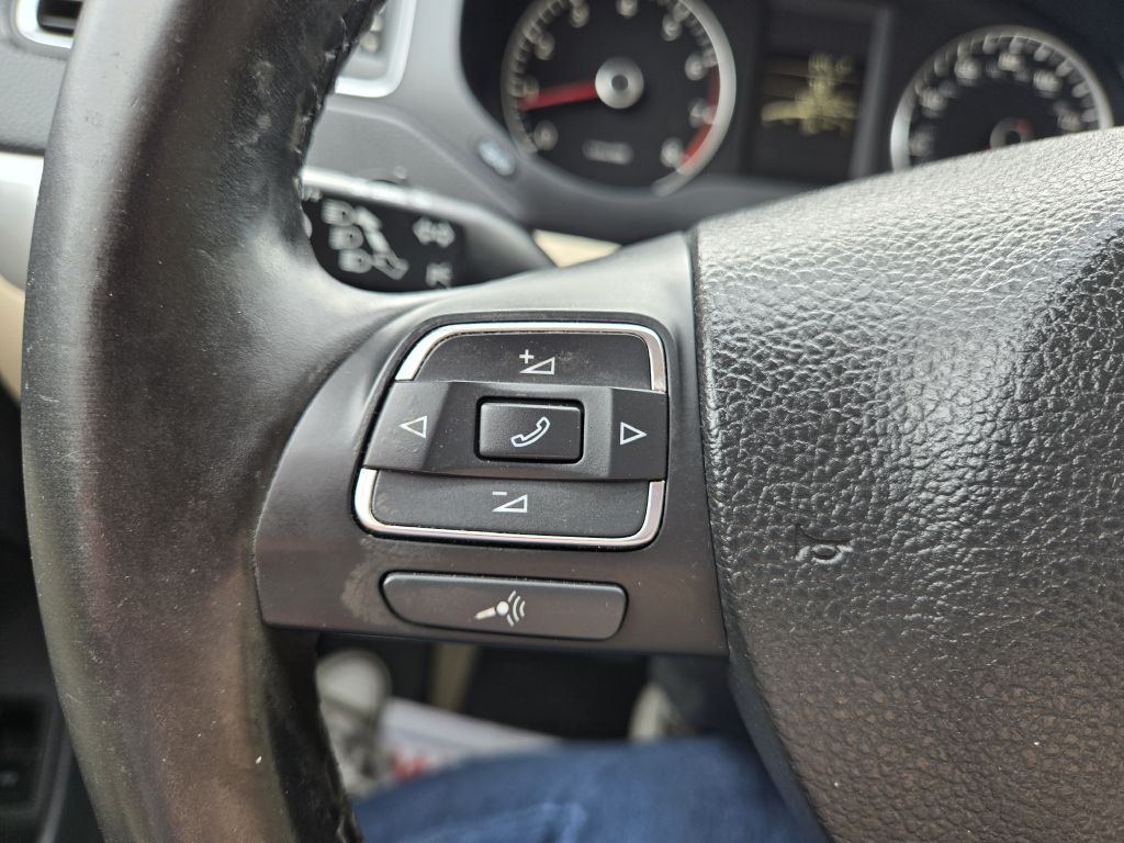 Photo 17 of this VOLKSWAGEN JETTA