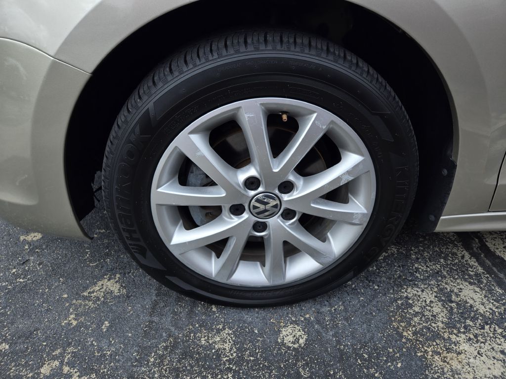 Photo 18 of this VOLKSWAGEN JETTA