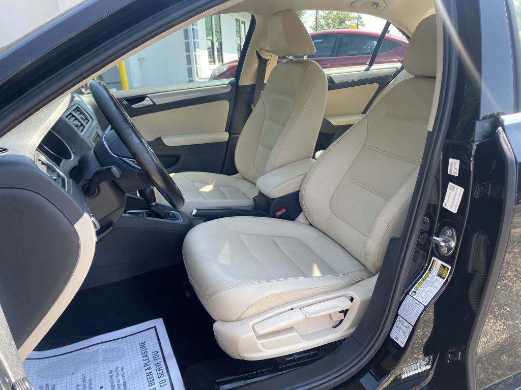 Photo 6 of this VOLKSWAGEN JETTA