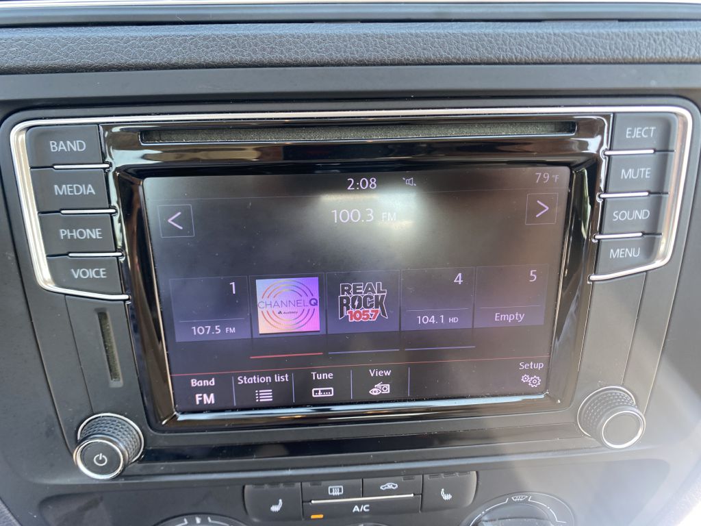 Photo 15 of this VOLKSWAGEN JETTA