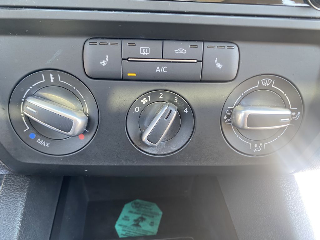 Photo 21 of this VOLKSWAGEN JETTA