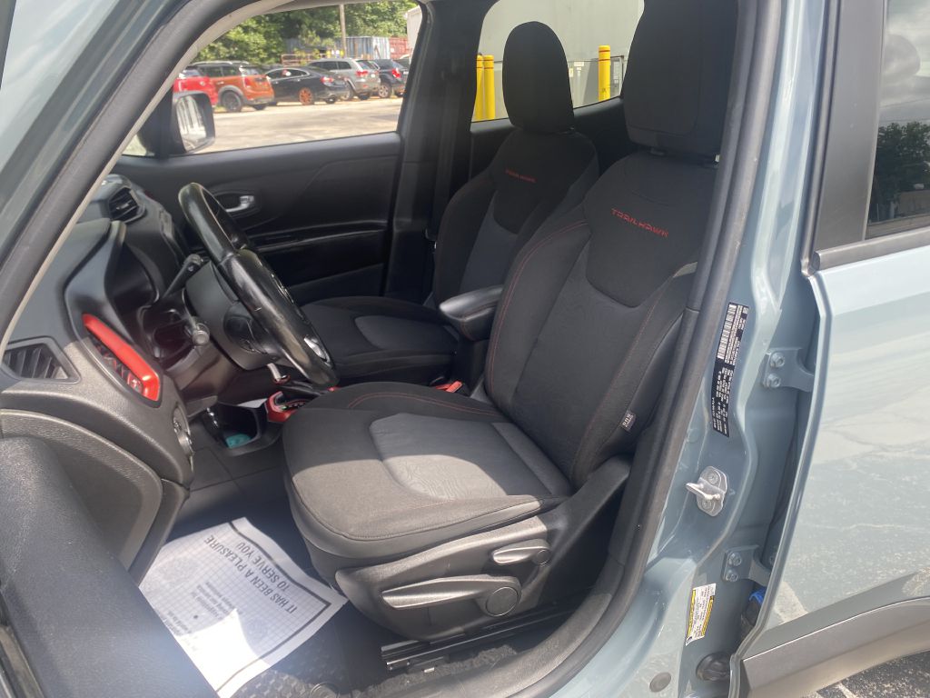 Photo 8 of this JEEP RENEGADE