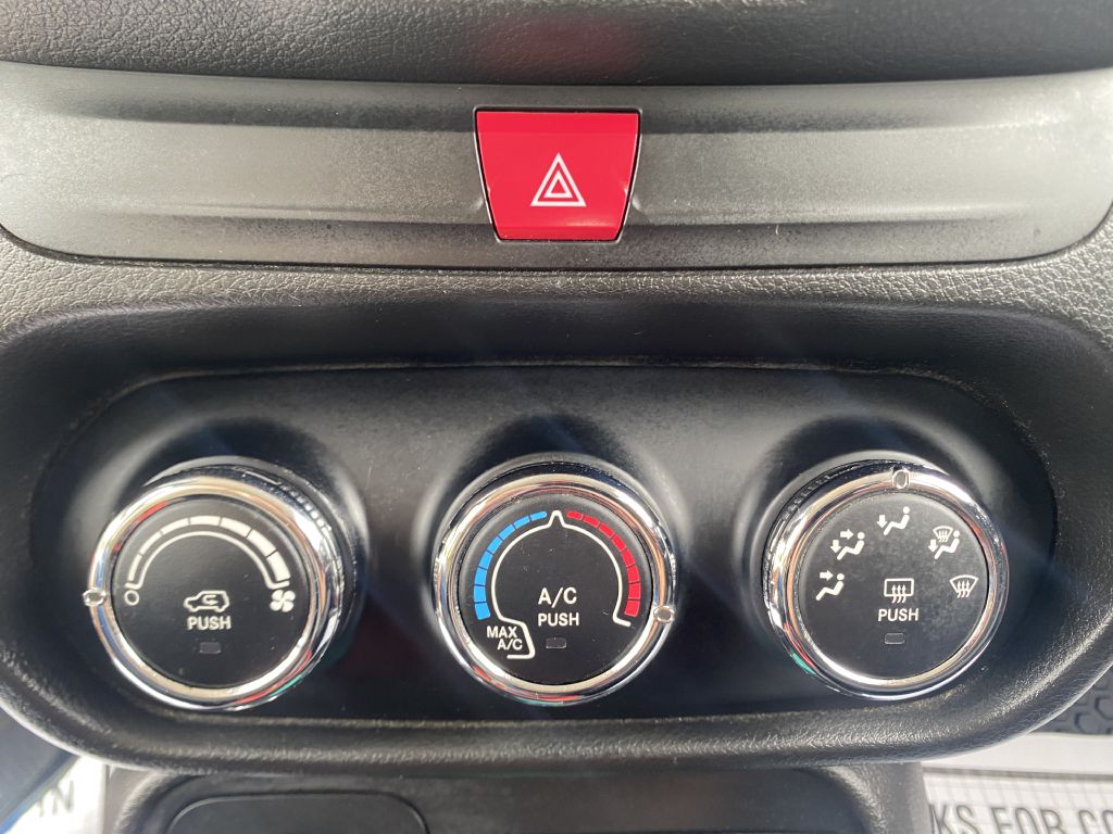 Photo 20 of this JEEP RENEGADE