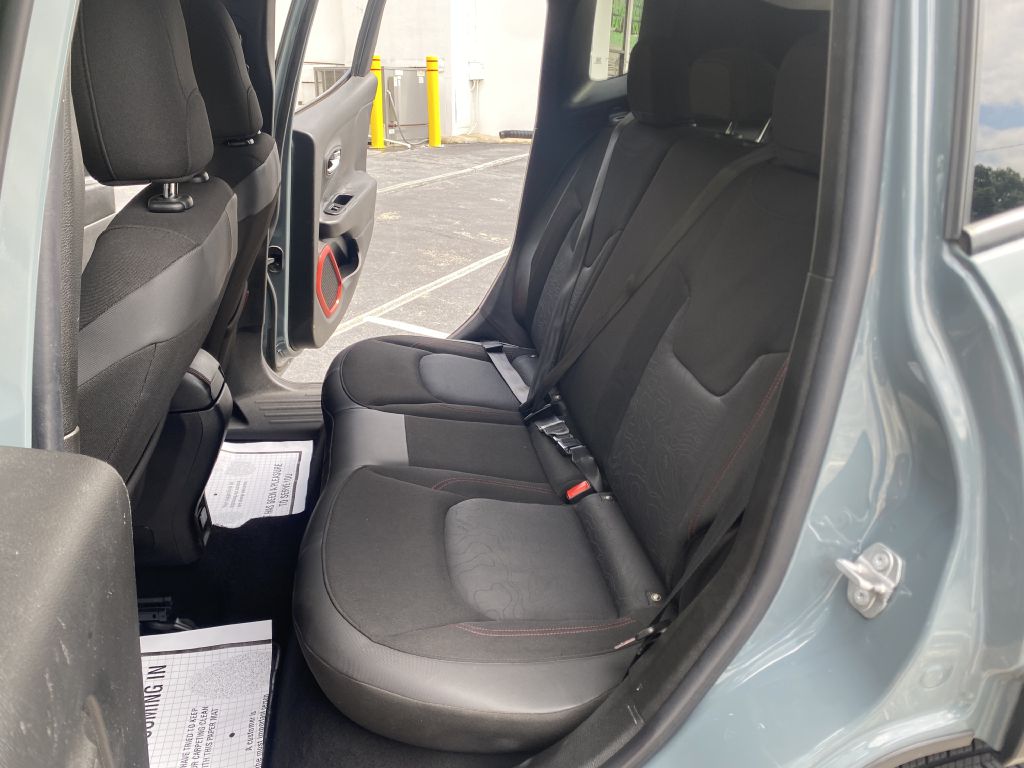 Photo 27 of this JEEP RENEGADE