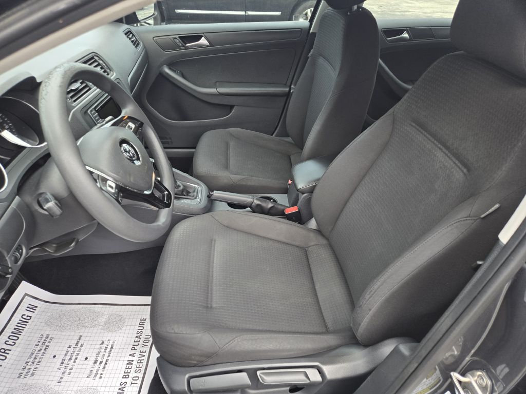 Photo 7 of this VOLKSWAGEN JETTA