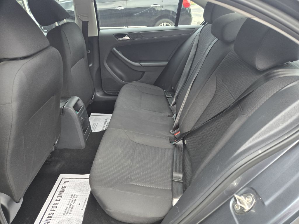 Photo 8 of this VOLKSWAGEN JETTA