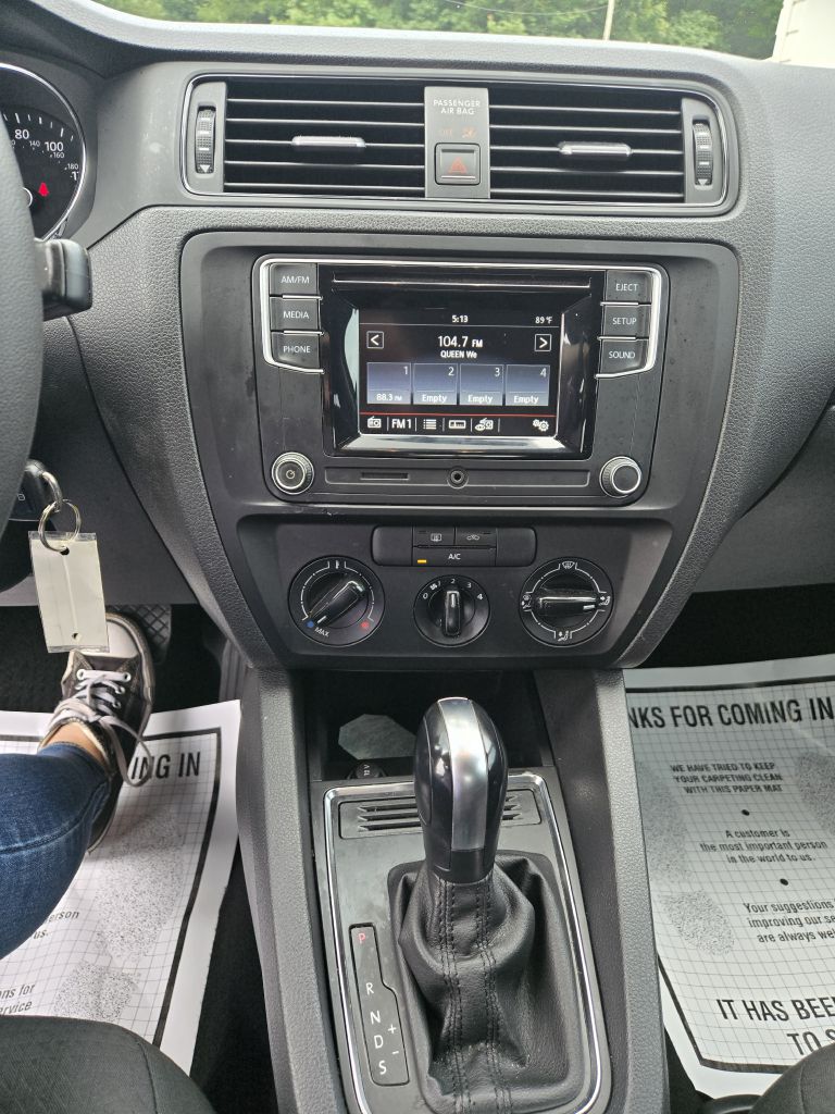 Photo 14 of this VOLKSWAGEN JETTA